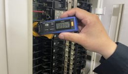 クランプメーター 電流測定 過電流確認 作業風景