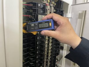 クランプメーター 電流測定 過電流確認 作業風景