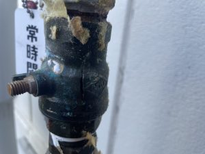スプリンクラー配管が凍結により破損し漏水している様子