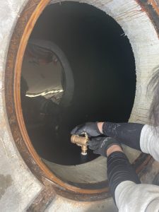 新しいボールタップへ交換している施工状況