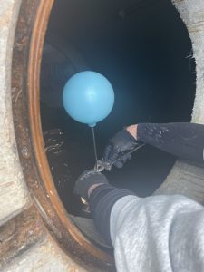 新しいボールタップへ交換している施工状況