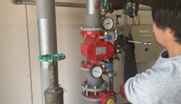 スプリンクラー設備のアラーム弁交換作業の様子