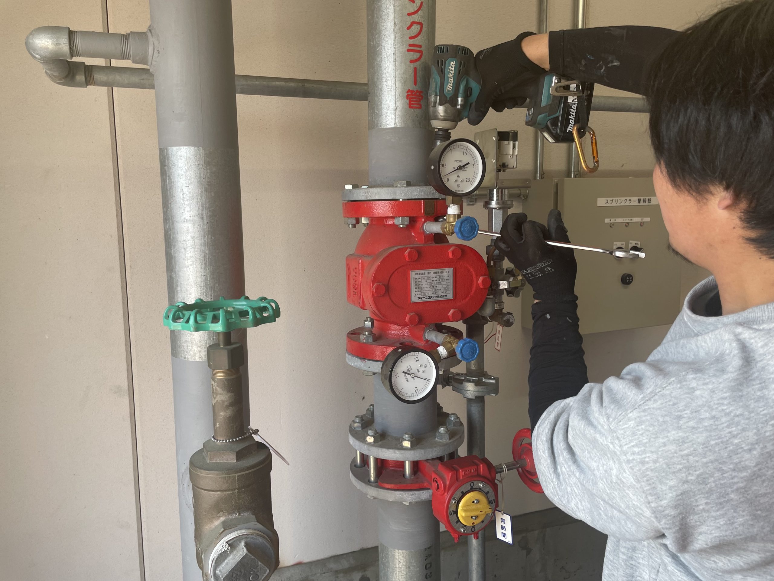 スプリンクラー設備のアラーム弁交換作業の様子