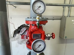 新しいアラーム弁へ交換している施工状況 消防設備工事