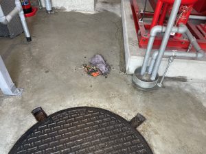 消防設備の点検完了後に清掃している状況