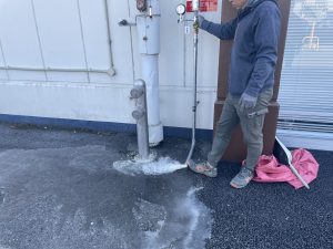 配管漏水修理後の通水試験の様子 スプリンクラー設備