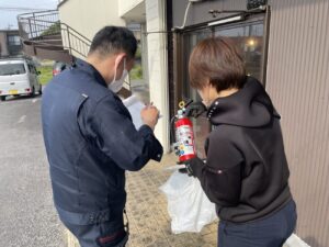岐阜市の消防点検で実施した消火器点検の様子