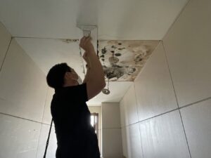 熱感知器交換作業の様子（岐阜市 スプリネックス）