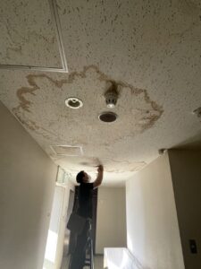 劣化したスプリンクラーヘッドの取り外し作業