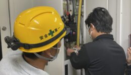 電気工事士による現場作業の様子