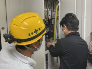 電気工事士による現場作業の様子