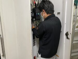 日曜夜間に実施した電気工事の作業風景