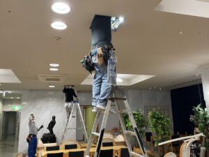 ブレーカーから新規電源を引き込む配線工事の様子