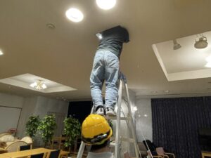 天井裏に足場を設置して行う配線引き込み作業