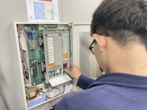 稲沢市で実施した火災受信機の消防設備点検の様子