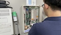 消防設備点検中の火災受信機｜異常表示チェック