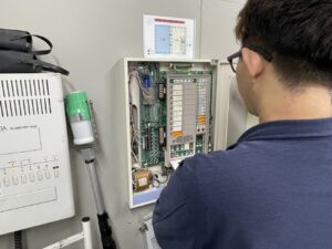 消防設備点検中の火災受信機｜異常表示チェック