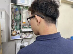 一宮市 消防設備点検 火災受信機 内部確認 点検作業の様子