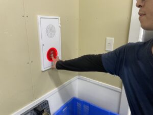 一宮市 非常ベル 発信機 押しボタン点検 作業風景