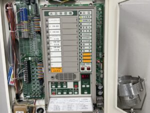 火災受信機の回線確認を行う消防設備士