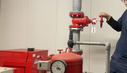 スプリンクラー設備全体の点検風景（名古屋市）