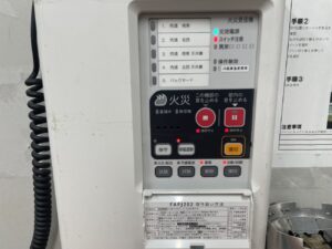 能美防災 P型2級火災受信機の外観｜岐阜市での消防設備点検の様子