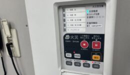火災受信機と連動設備の動作確認中の様子