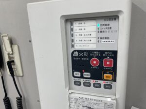 火災受信機と連動設備の動作確認中の様子