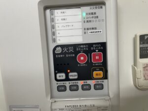 一宮市の建物内に設置された火災受信機盤の外観