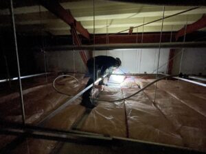 天井からの水漏れ原因を調査する消防設備士