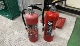 消火器交換作業風景｜株式会社大井ぐるーぷ