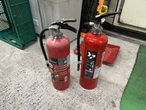 消火器交換作業風景｜株式会社大井ぐるーぷ