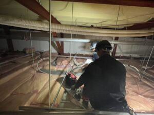 既設スプリンクラーヘッドの取り外し作業の様子