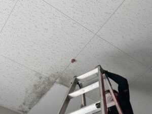 スプリンクラーヘッド交換工事中の施工状況
