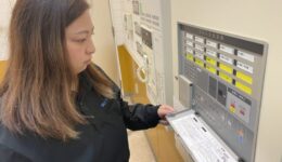 名古屋市で火災受信機を点検する女性消防設備士