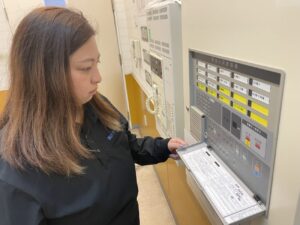 名古屋市で火災受信機を点検する女性消防設備士