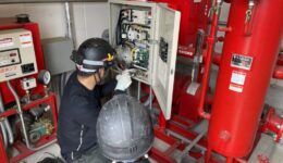 スプリンクラー設備の配線異常を点検する様子