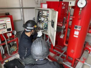 スプリンクラー設備の配線異常を点検する様子