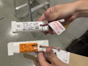 介護施設の誘導灯蓄電池交換作業