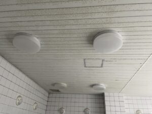 名古屋市介護施設浴室照明交換工事施工前