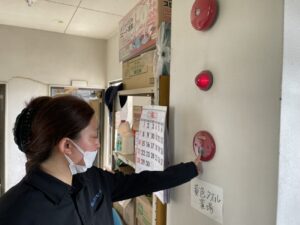 消防設備士による感知器交換作業