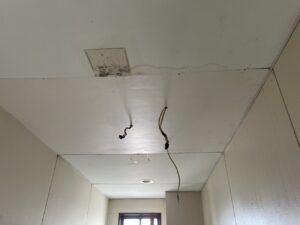 新しい天井へ熱感知器を取り付ける作業