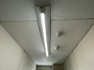 LED照明リニューアル後の明るい室内空間