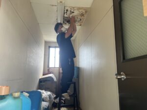消防設備士による感知器設置作業