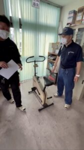 消防署査察後の改善工事について説明する株式会社大井ぐるーぷ