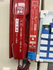 火災通報装置の作動試験を実施する専門技術者