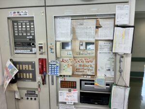名古屋市の病院でP型1級火災受信機を消防設備士が点検している様子