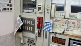 名古屋市の病院でP型1級火災受信機を消防設備士が点検している様子