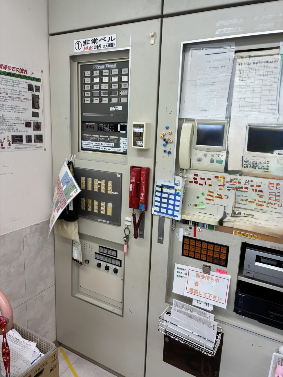 名古屋市の病院でP型1級火災受信機を消防設備士が点検している様子