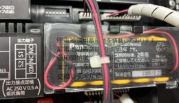 岐阜市の病院でスプリネクス警報表示盤のバッテリー点検を行う女性消防設備士